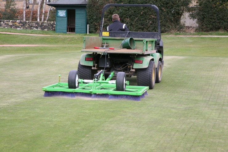 Topdressing Golf Greens for Pristine Playability